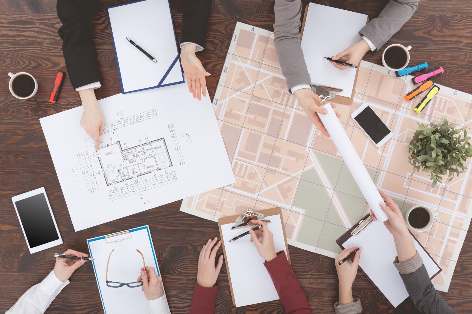 workers-of-real-estate-agency-2026-01-05-22-53-05-utc